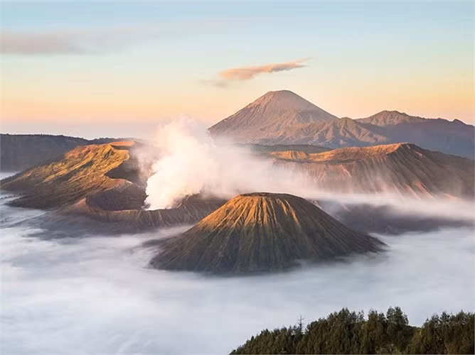 Núi Bromo là một phần của Công viên Quốc gia Bromo Tengger Semeru, nằm ở Đông Java. Với độ cao hơn 2km, nơi đây được đánh giá là cảnh đẹp kỳ vĩ nhất và nguy hiểm nhất của Indonesia, thử thách lòng gan dạ và kiên nhẫn của các du khách.