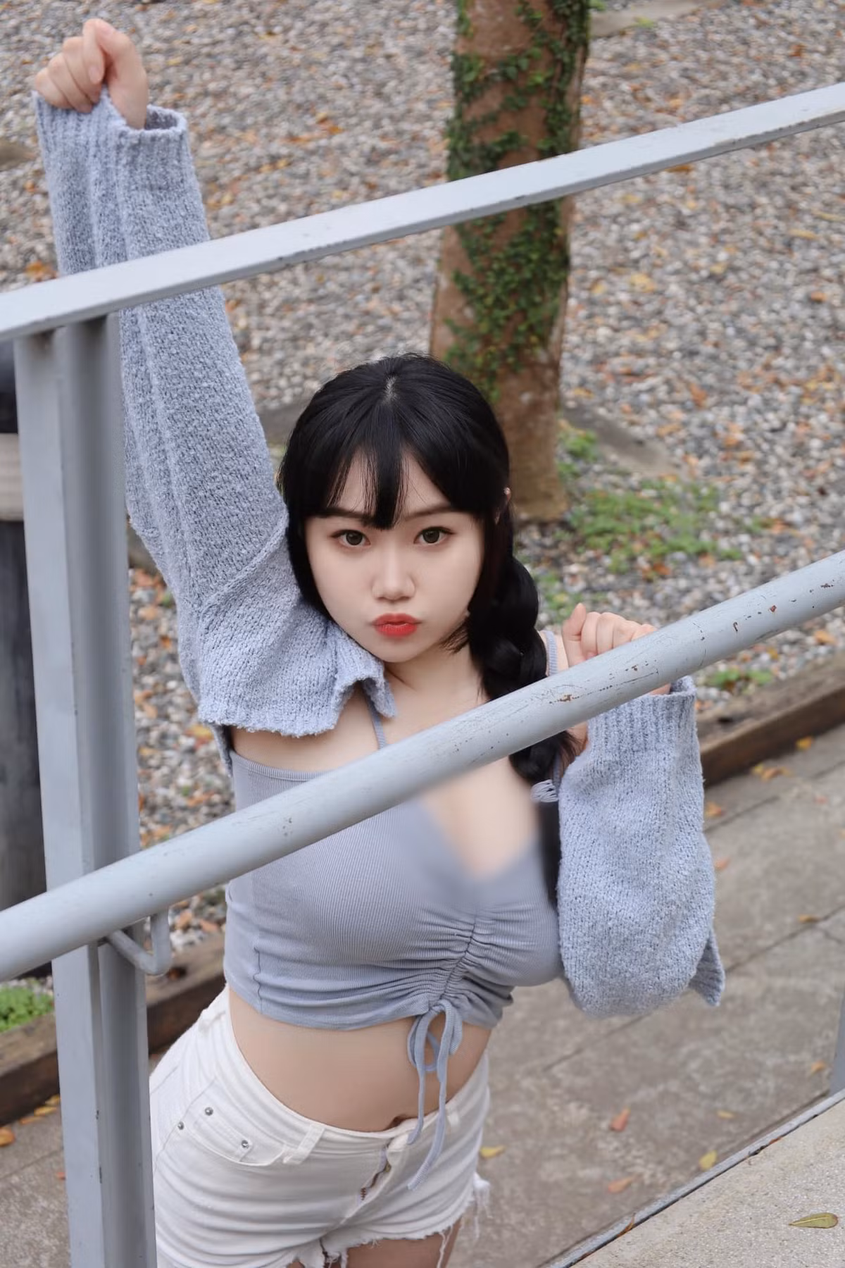  Phong cách thời trang của Vĩnh Hàm Hoàng cũng theo hướng trưởng thành, quyến rũ.