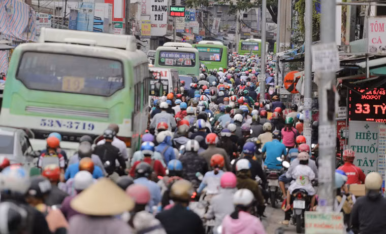 Đường Xô Viết Nghệ Tĩnh (quận Bình Thạnh) từ cuối giờ chiều nay các phương tiện đổ về để ra bến xe miền Đông.