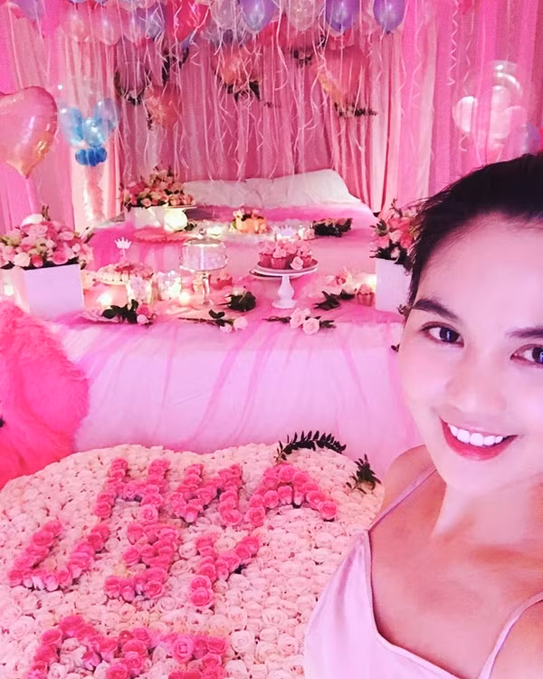 Chưa chia sẻ hình ảnh cụ thể bên trong ngôi nhà trị giá 50 tỷ nhưng mới đây, Ngọc Trinh cũng khiến dư luận "phát sốt" khi chia sẻ hình ảnh về căn phòng màu hồng rực rỡ, được trang hoàng cầu kỳ như phòng ốc dành cho công chúa.