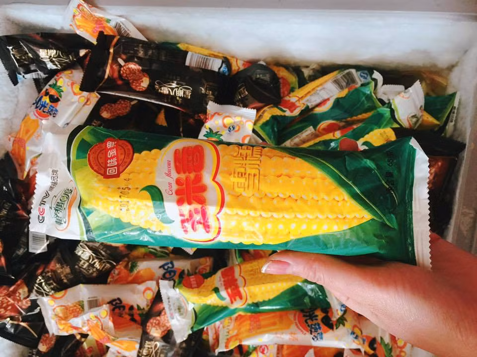 Chị Hoan, một tiểu thương chuyên bán buôn loại kem này, cho biết thời tiết oi bức những ngày gần đây, chị cấp hàng chục thùng kem 40 que và 400 que cho các mối bán lẻ. Theo chị, kem xuất theo thùng nên số lượng bán tính ra lớn. Khi vận chuyển xa thì chi phí lại khá cao bởi phải mua thêm đá khô để bảo quản.