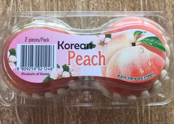 Không chỉ xoài đỏ, năm nay, nhiều khách Việt chuyển sang tìm mua đào Hàn Quốc khá độc lạ. Mỗi hộp đào gồm 2 quả, dù có giá từ 500.000 – 600.000 đồng vẫn khan hiếm.