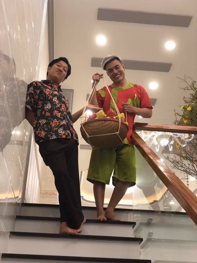 Danh hài Trường Giang là một trong những vị khách đầu tiên đến mừng tân gia với vợ chồng Lê Dương Bảo Lâm. Bà xã Quỳnh Anh là người luôn kề vai sát cánh cùng nam diễn viên trên các nẻo đường lưu diễn.