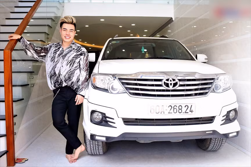 Tầng trệt của ngôi nhà được sử dụng làm gara để xe của gia đình. Bảo Lâm từng tiết lộ, khi anh đi diễn, vợ sẽ đảm nhận vai trò tài xế vì nam diễn viên không biết lái xe.