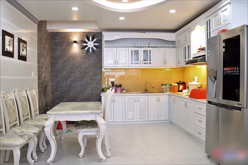Khu bếp gọn gàng, đơn giản của gia đình Bảo Lâm. Dù bận rộn nhưng anh và vợ không thuê người giúp việc. Thay vào đó, cả hai phân công việc, tự mình đi chợ và nấu ăn mỗi ngày.