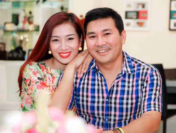  Hoa khôi Thu Hương và doanh nhân Hoài Nam đến với nhau từ thuở còn hàn vi, khó khăn. Thế nên 2 vợ chồng luôn giữ mối quan hệ gắn bó như mới đến với nhau. "Hai người gặp nhau lúc tôi khó khăn nhất, để giữ được tình cảm vợ chồng lúc nào cũng "tương kính như tân", mình phải học được cách suy nghĩ hiện đại, tôn trọng vợ như bạn mình vậy" - ông Nam tâm sự.