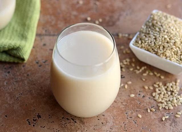 Nguyên liệu để làm sữa gạo rang Hàn Quốc bao gồm 1 nắm gạo nếp, 1 nắm gạo tẻ, 200ml sữa tươi, 500ml nước lọc.