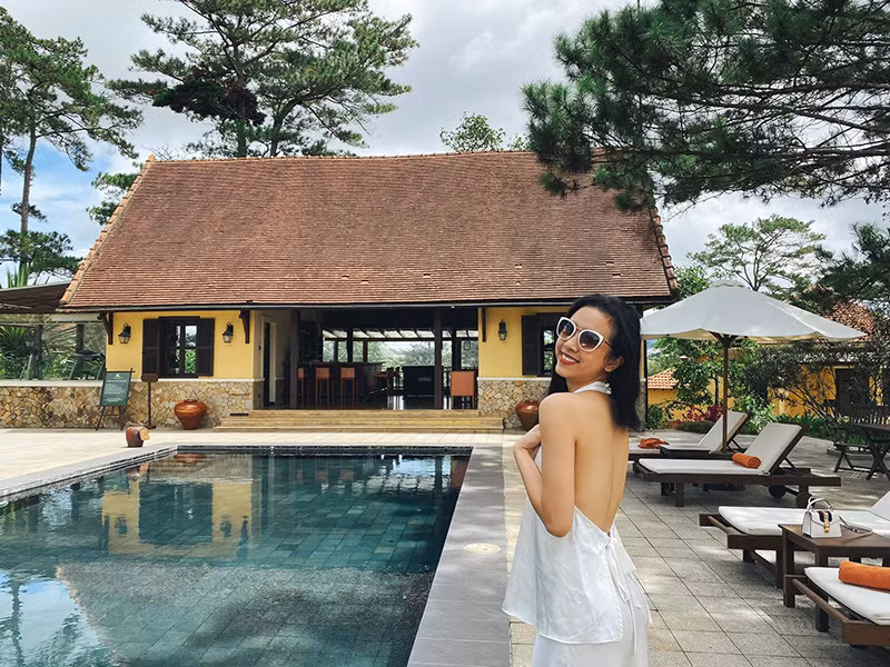 Thúy An khoe lưng trần quyến rũ trong một chuyến du lịch.