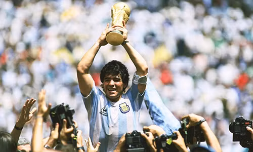 Sao Viet tiec thuong “huyen thoai bong da” Diego Maradona qua doi
