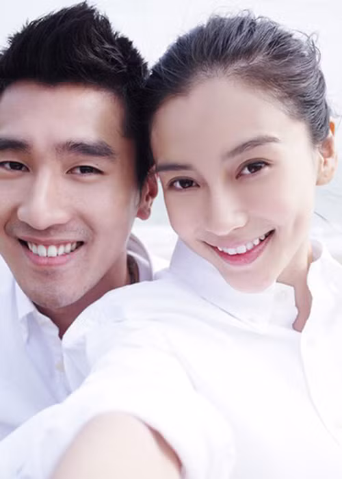 Năm 2011, khi đóng phim “Tìm kiếm”, Triệu Hựu Đình nảy sinh tình cảm với bạn diễn hơn 5 tuổi Cao Viên Viên. Năm 2012, cặp đôi công khai hẹn hò. Nam diễn viên từng tiết lộ Cao Viên Viên là cô gái mà ngay từ lần gặp đầu tiên, anh đã muốn kết hôn. Ảnh: Zing