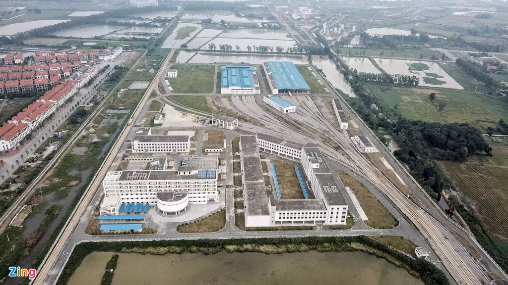 Trao đổi với Zing, đại diện Ban quản lý dự án Đường sắt ghi nhận những hư hỏng và cho biết toàn bộ phạm vi dự án vẫn đang thuộc quyền quản lý của tổng thầu. Tổng thầu có trách nhiệm cắt cử người trông coi, bảo vệ, nếu ghi nhận tình trạng phá hoại thì báo chính quyền địa phương vào cuộc. "Sau cùng, tổng thầu vẫn phải có trách nhiệm khắc phục, sửa chữa hết các vị trí hư hỏng trước khi bàn giao", vị này cho biết.