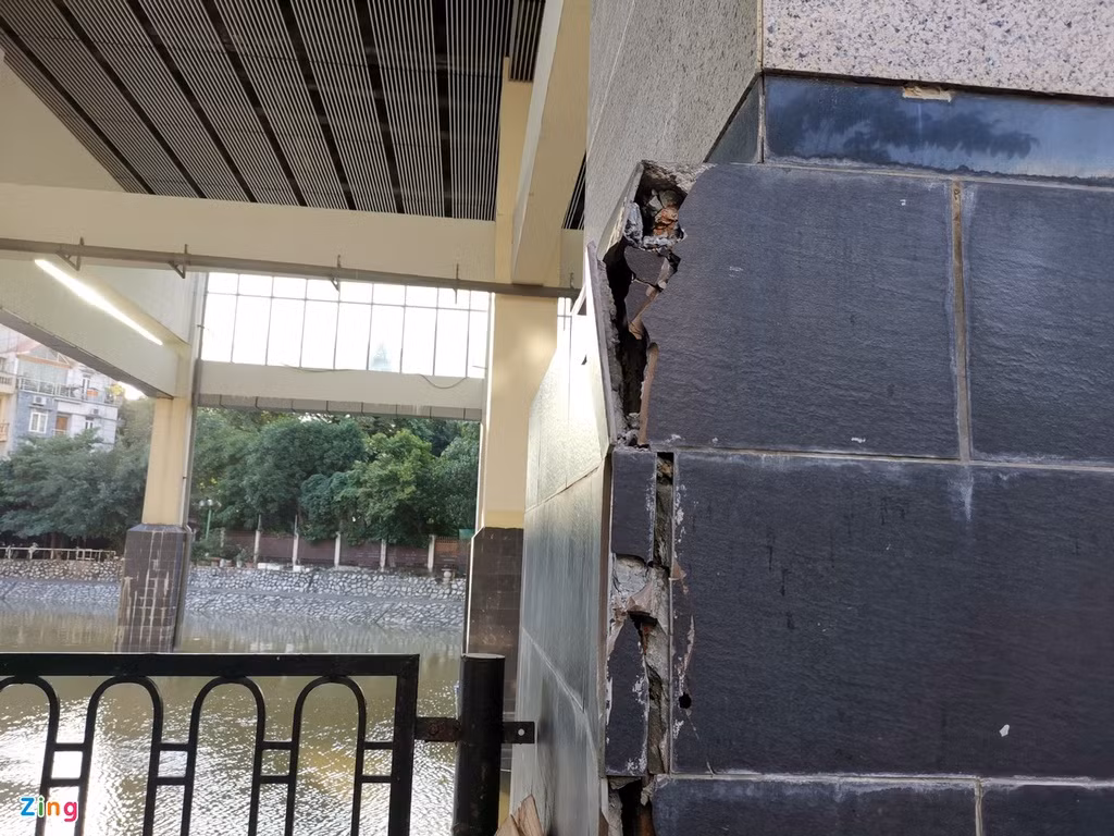 Tại nhà ga Cát Linh, nhiều cột trụ nhà ga xuất hiện tình trạng vỡ gạch ốp. Dù có nhân viên bảo vệ túc trực, không gian phía trong nhà ga vẫn thường xuyên được sử dụng như bãi ôtô tự phát.