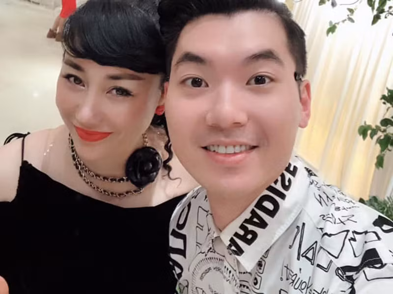  Trương Nam Thành vừa chia sẻ hình ảnh tặng quà bà xã Thu Huyền nhân kỷ niệm 2 năm ngày cưới.