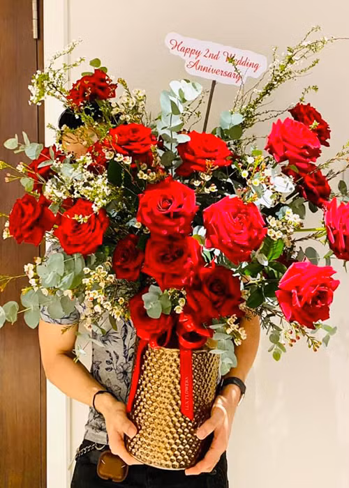 Nam người mẫu chia sẻ: "2 năm vợ chồng, cứ như thế này là hạnh phúc rồi. Chúc vợ và mẹ của các con luôn nhiều sức khỏe, gia đình mình luôn bình yên".