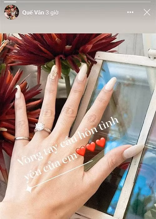 Hồi tháng 9/2020, Quế Vân khoe nhẫn trên ngón áp út kèm dòng trạng thái úp mở: "Vòng tay cầu hôn, tình yêu của em".