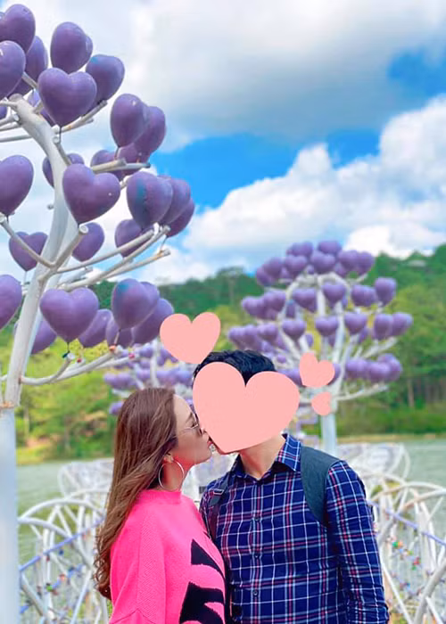 Trong khi Hồ Ngọc Hà gắn bó với Kim Lý, Quế Vân hẹn hò một chàng trai kém tuổi.