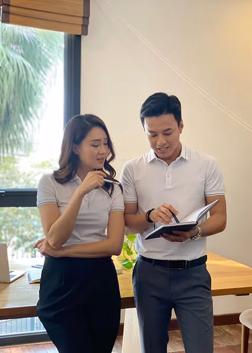 Hồng Diễm chia sẻ trên Dân Việt, so với những bạn diễn đóng cặp từ trước tới nay, cô thấy diễn cùng Hồng Đăng là hợp nhất khi không phải gồng mình lên để diễn mà cảm xúc đến rất tự nhiên.