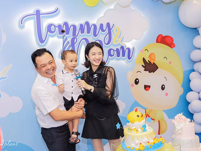 Hoa hậu Trần Thị Thu Ngân kết hôn năm 2017 ở tuổi 21. Cùng năm, cô sinh con trai đầu lòng. Sau khi lấy chồng, cô không còn mặn mà với showbiz.