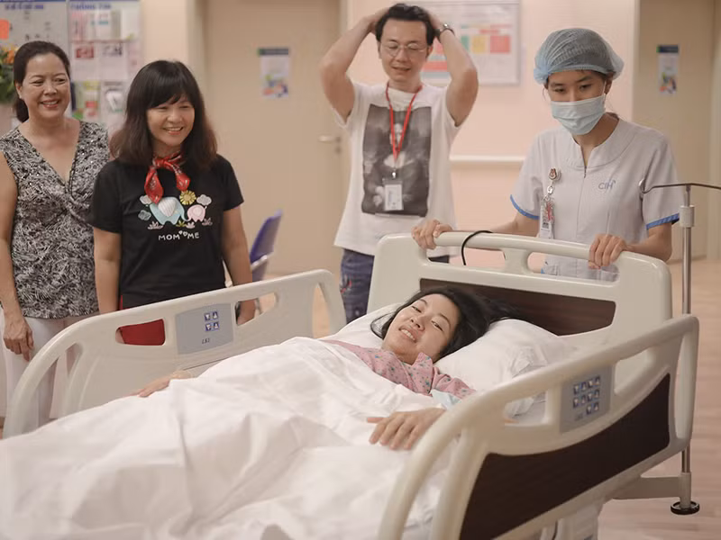 Trong hành trình vượt cạn, Thúy Vân luôn có ông xã, mẹ chồng và mẹ ruột bên cạnh.