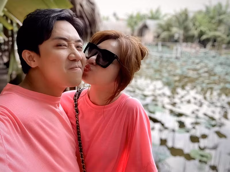 Luôn nhường nhịn Hari Won, Trấn Thành bị Khả Như trêu chọc là sợ vợ. Tuy nhiên, nam MC khẳng định anh không sợ vợ mà sợ mất vợ.