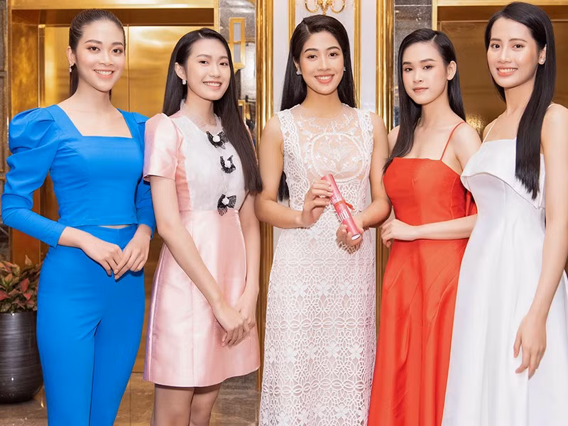 Ngoài ra, Hải My tìm hiểu, những năm gần đây, các cuộc thi nhan sắc trên thế giới ngày càng đánh giá cao vẻ đẹp trí thức bên cạnh nhan sắc và chiều cao không phải là yếu tố quyết định.