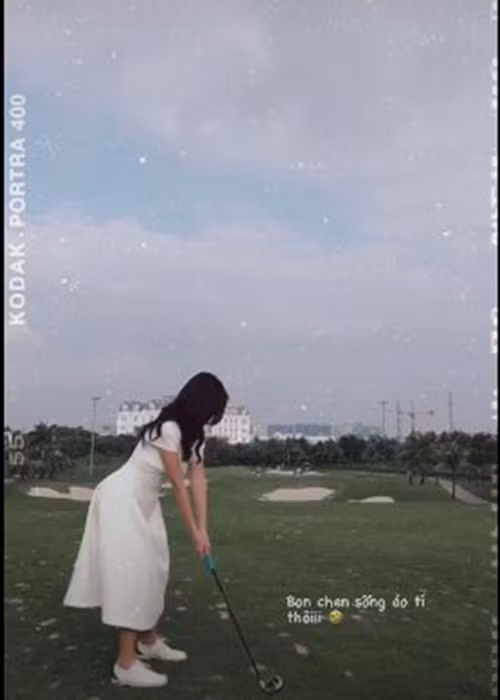 Thu Hoài còn tranh thủ đánh golf trong lễ cưới.