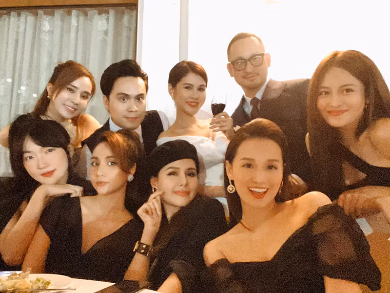 Ở tiệc cưới vào tối ngày 25/11, Thu Hoài thay váy cưới.