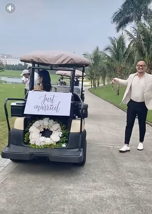 Đám cưới của nữ MC được lồng vào trong một giải golf. Ảnh: Vietnamnet