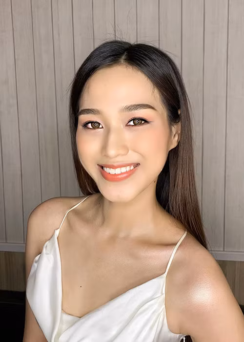 Đỗ Thị Hà sở hữu gương mặt xinh đẹp với nụ cười tỏa nắng cùng vóc dáng cân đối với chiều cao 1m72 m, số đo ba vòng 80-63-89.