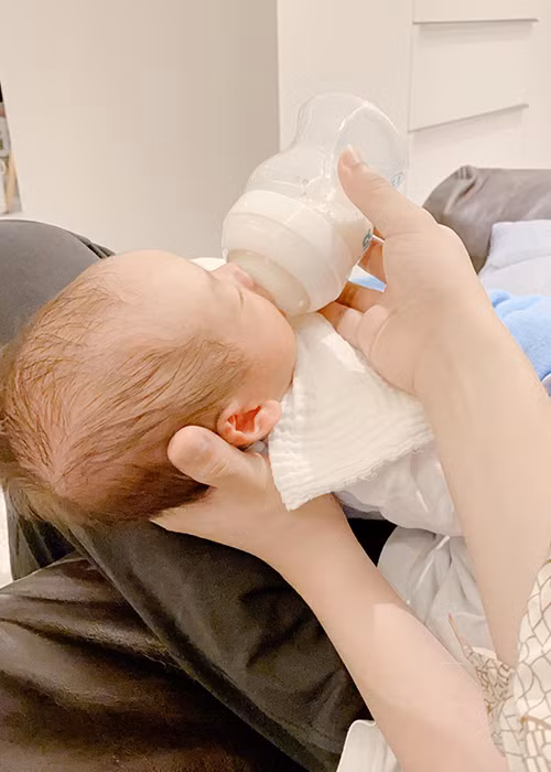 Ngọc Duyên cho biết, ông xã chịu khó cùng cô vượt cạn và thức khuya dậy sớm, thay tã, pha sữa… để chăm hai con nhỏ.