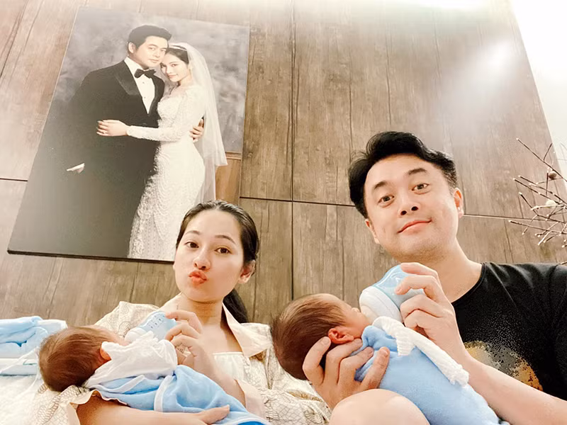 Nữ ca sĩ được chồng hỗ trợ việc chăm sóc cặp song sinh.