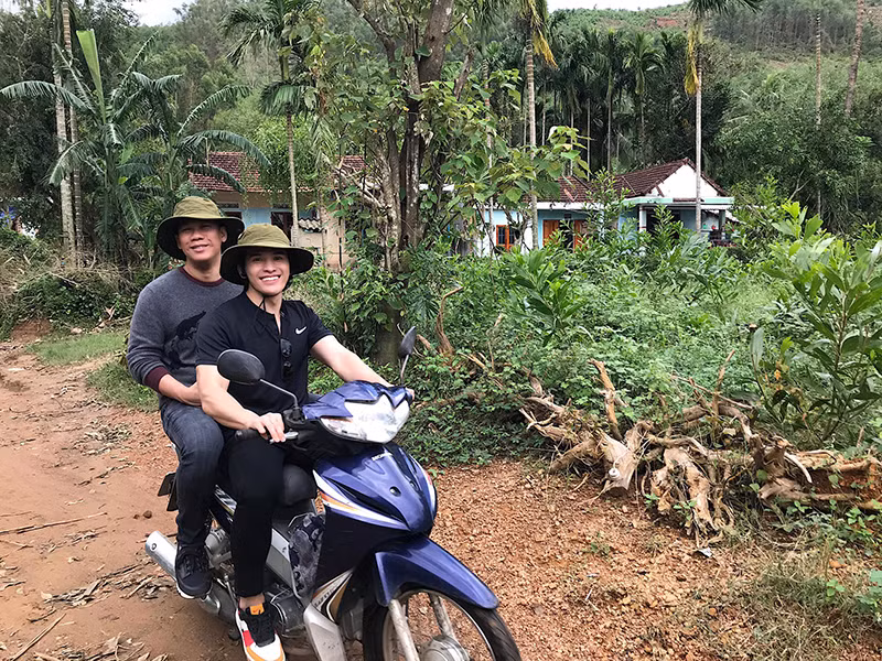 Hậu ly hôn, ông chủ phòng trà Đức Huy đi từ thiện cùng đoàn của ca sĩ Quốc Thiên, Hoa hậu Trần Tiểu Vy.