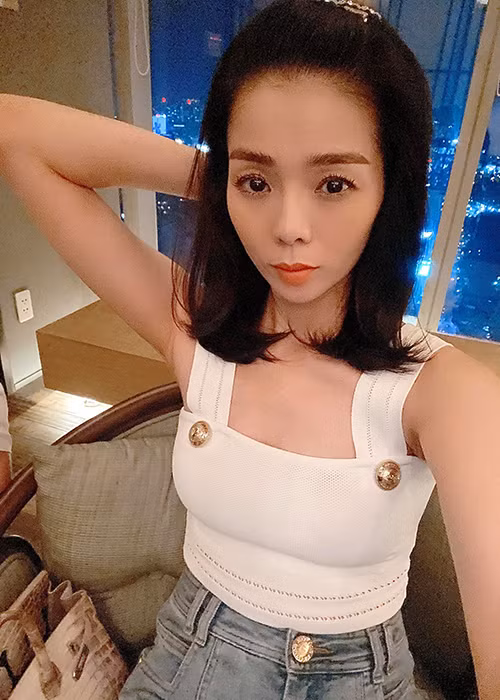 Nữ hoàng phòng trà đã trở lại cuộc sống độc thân sau 9 năm chung sống với ông chủ phòng trà.