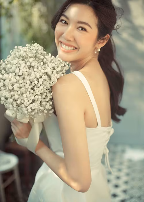 Trước Tường San, Thúy Vân cũng theo chồng bỏ cuộc chơi khi còn đảm nhận vai trò á hậu đương nhiệm.