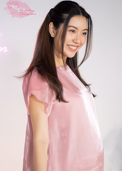 Trong thời gian bầu bí, Á hậu Thúy Vân luôn xuất hiện với hình ảnh tươi tắn, nhanh nhẹn.