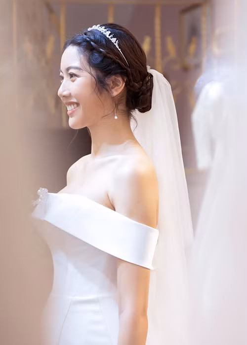Thúy Vân kết hôn vào tháng 7/2020 ở độ tuổi 27. Thời điểm làm đám cưới, nàng á hậu đang mang bầu con trai đầu lòng, nhan sắc được khen mặn mà.