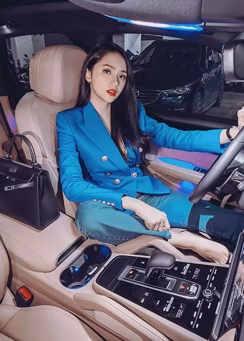 Cô liên tục tậu xe hơi như xế hộp sang Maserati (Italy) có giá khoảng 8 tỷ đồng hồi tháng 9/2020, xế hộp trị giá 5 tỷ đồng hồi tháng 6/2020, 3 xe sang với tổng giá trị lên đến hơn 8 tỷ đồng năm 2018.