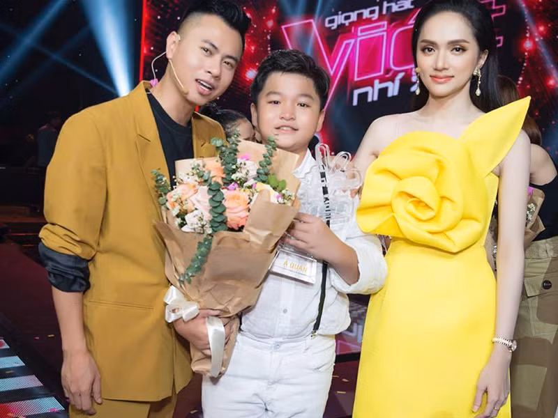 Trong 2 năm qua, hình ảnh Hương Giang kín sóng gameshow. Cô ngồi ghế nóng The Voice Kids 2019, Hoa hậu chuyển giới Quốc tế 2019, Siêu mẫu Việt Nam 2018.