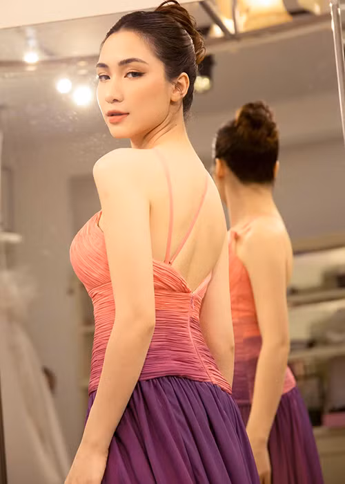 Nữ ca sĩ liên tục đăng tải hình ảnh gợi cảm thay vì đáp trả cư dân mạng.