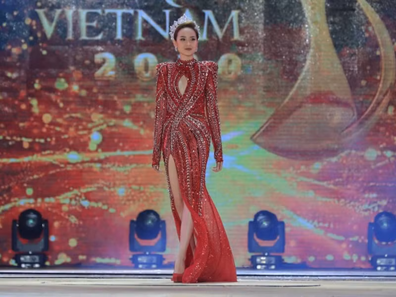 Cô hiện tại vẫn giữ vương miện. Ảnh: Saostar