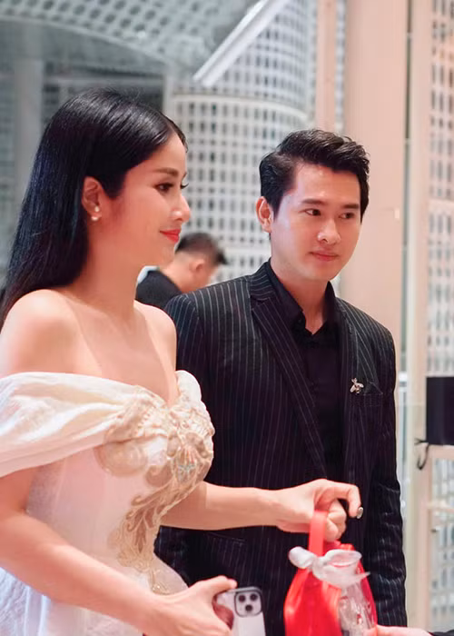 Sau đám cưới, vợ chồng Thảo Trang luôn bên nhau như hình với bóng.