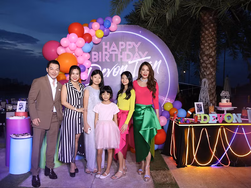 Vợ và hai con gái của diễn viên Bình Minh đến chúc mừng con gái của Trương Ngọc Ánh và Trần Bảo Sơn.