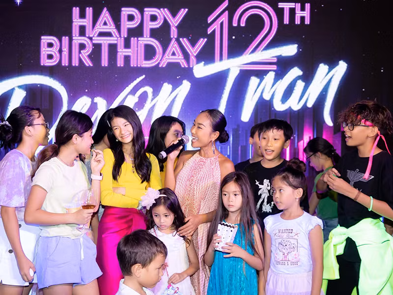Ca sĩ Đoan Trang đưa con gái (váy xanh) đến dự tiệc sinh nhật của Bảo Tiên.