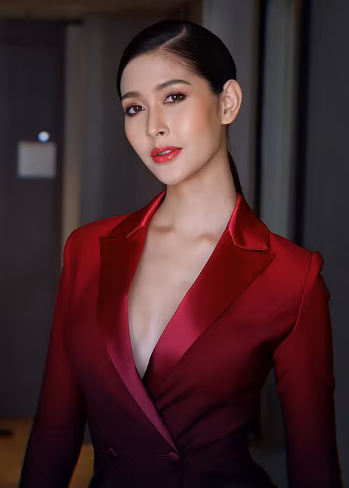 Tân hoa hậu từng tiết lộ, gia đình khá vất vả, phải đi làm ruộng và cô không nề hà công việc này vì muốn giúp đỡ cho gia đình.