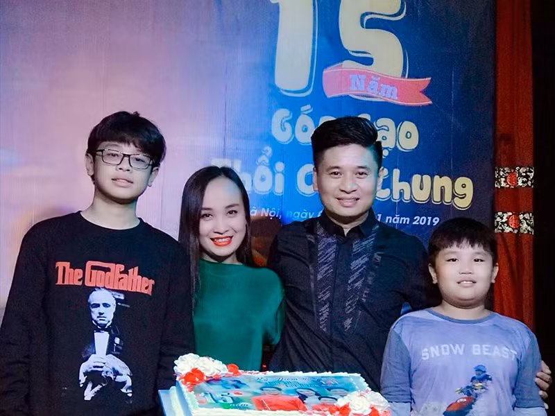 Hiện tại, hai con trai của Thu Huyền và Tấn Minh đều cao lớn phổng phao: một 15 tuổi và một 10 tuổi.