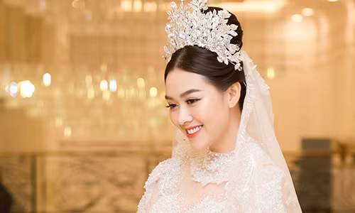A hau Tuong San bat ngo thong bao ket hon o tuoi 20