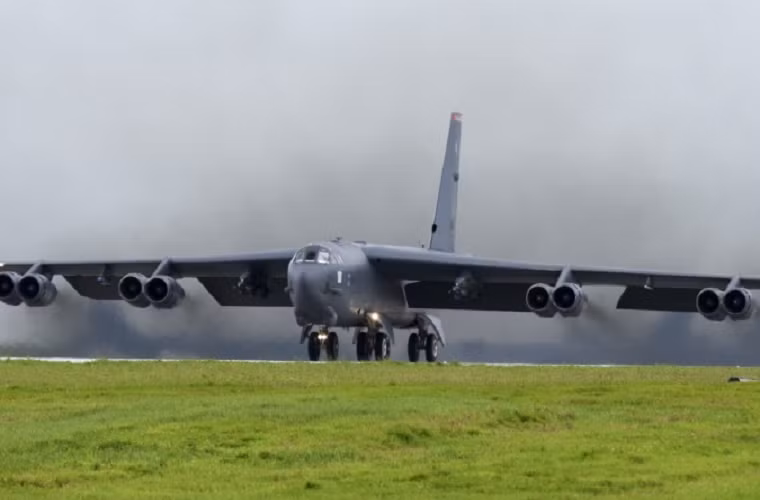 Ngày 26/9, B-52 cùng các chiến đấu cơ F-15 của Nhật Bản diễn tập trên Biển Đông. Trong khi đó, Trung Quốc cảnh báo đây là hành động "khiêu khích" của Mỹ trong bối cảnh căng thẳng Bắc Kinh - Washington leo thang từ lĩnh vực thương mại tới quân sự.