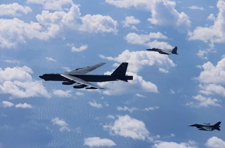Ngày 23/9, máy bay ném bom chiến lược của Không quân Mỹ B-52H Stratofortress cất cánh từ Căn cứ Không quân Andersen trên đảo Guam tham gia sứ mệnh huấn luyện trên Biển Đông và Ấn Độ Dương.