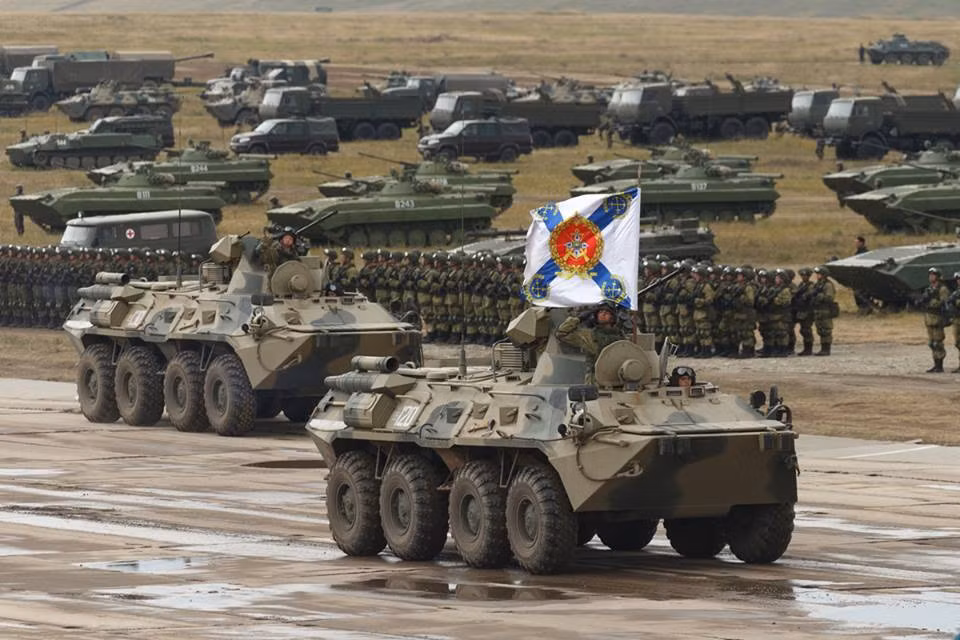 Cái tên tiếp theo không ai khác chính là xe thiết giáp chở quân BTR-82A được nâng cấp từ BTR-80 do Liên Xô phát triển, theo ước tính quân đội Nga hiện có hàng nghìn chiếc BTR-80 và hầu hết chúng đều đã được nâng cấp lên chuẩn BTR-82A. Nguồn ảnh: Bộ Quốc phòng Nga.