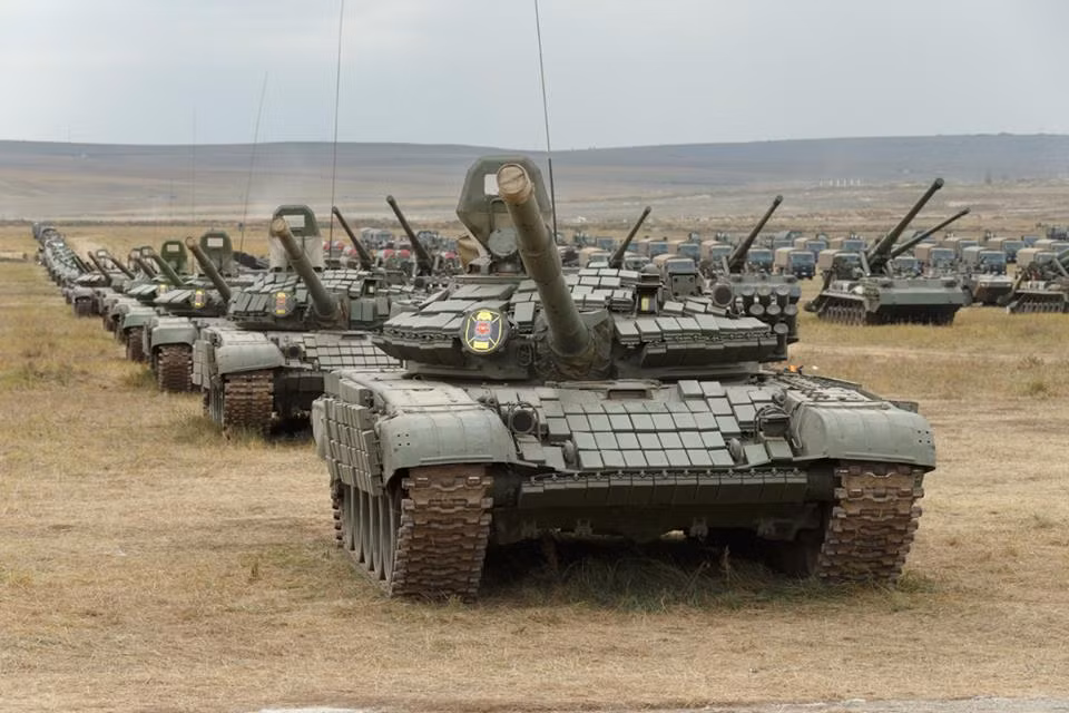 Dàn xe tăng chiến đấu chủ lực T-72 với tất cả các biến thể xuất hiện tại thao trường Tsugol, lần lượt là T-72AV, T-7B1 và T-72B3. Nguồn ảnh: Bộ Quốc phòng Nga.